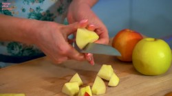 название картинки Гренки с яблоками в кляре на сковороде