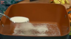 название картинки Гренки с яблоками в кляре на сковороде