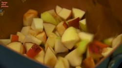 название картинки Гренки с яблоками в кляре на сковороде