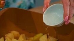 название картинки Гренки с яблоками в кляре на сковороде