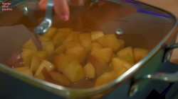 название картинки Гренки с яблоками в кляре на сковороде