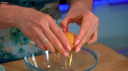 название картинки Гренки с яблоками в кляре на сковороде