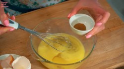 название картинки Гренки с яблоками в кляре на сковороде