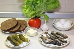 название картинки Чесночные гренки из черного хлеба на сковороде со шпротами