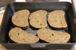 название картинки Чесночные гренки из черного хлеба на сковороде со шпротами