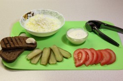 название картинки Чесночные гренки из черного хлеба на сковороде со шпротами