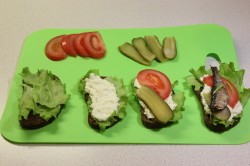 название картинки Чесночные гренки из черного хлеба на сковороде со шпротами