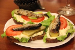 название картинки Чесночные гренки из черного хлеба на сковороде со шпротами