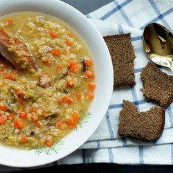 Грибной суп с копчеными рёбрышками и красной чечевицей