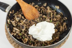 название картинки Грибной жульен из шампиньонов