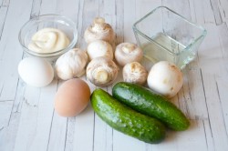 Грибной салат с огурцами