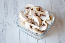 Грибной салат с огурцами