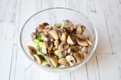Грибной салат с огурцами