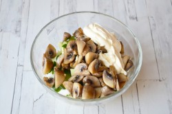 Грибной салат с огурцами