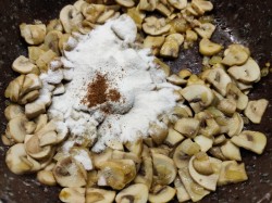 Грибной соус со сметаной из шампиньонов