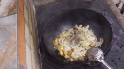 название картинки Грибы с картошкой и луком в казане на костре