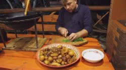 название картинки Грибы с картошкой и луком в казане на костре