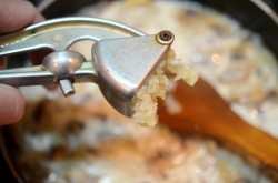 название картинки Шампиньоны в сметане на сковороде