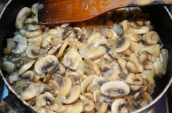 название картинки Шампиньоны в сметане на сковороде