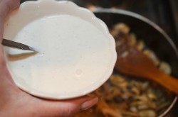 название картинки Шампиньоны в сметане на сковороде