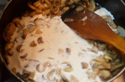 название картинки Шампиньоны в сметане на сковороде