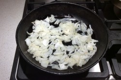 название картинки Грибы тушеные в сметане на сковороде