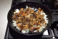 название картинки Грибы тушеные в сметане на сковороде
