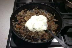 название картинки Грибы тушеные в сметане на сковороде