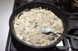 название картинки Грибы тушеные в сметане на сковороде