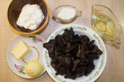 название картинки Грибы в сметане с луком под сыром запеченные