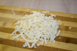 название картинки Грибы в сметане с луком под сыром запеченные
