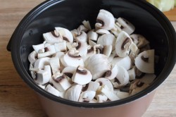 название картинки Грибы в сметане в мультиварке тушеные