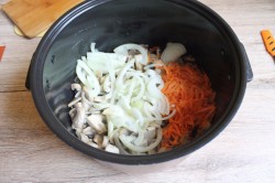 название картинки Грибы в сметане в мультиварке тушеные