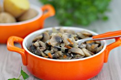 название картинки Грибы в сметане в мультиварке тушеные