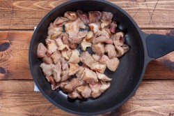 название картинки Грибы в сметанном соусе на сковороде