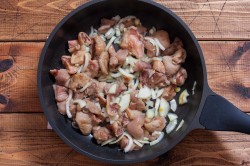 название картинки Грибы в сметанном соусе на сковороде