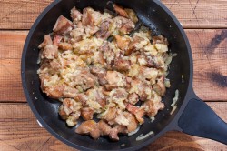 название картинки Грибы в сметанном соусе на сковороде