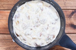 название картинки Грибы в сметанном соусе на сковороде