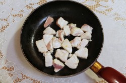 название картинки Грудка в сметане на сковороде тушеная