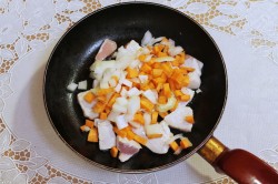 название картинки Грудка в сметане на сковороде тушеная