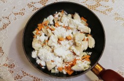 название картинки Грудка в сметане на сковороде тушеная