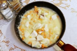 название картинки Грудка в сметане на сковороде тушеная