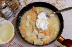 название картинки Грудка в сметане на сковороде тушеная