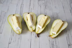 Груши с сыром дор блю или бри запеченная