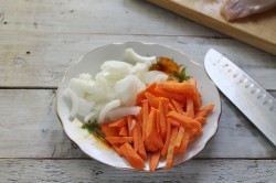 название картинки Гуляш из курицы с подливкой