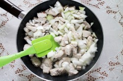 название картинки Гуляш из свинины на сковороде с подливкой