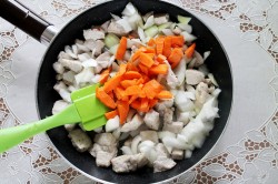 название картинки Гуляш из свинины на сковороде с подливкой