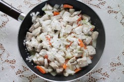 название картинки Гуляш из свинины на сковороде с подливкой