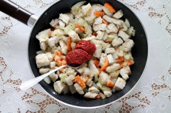 название картинки Гуляш из свинины на сковороде с подливкой