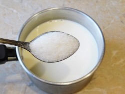 Густая манная каша на молоке - шаг 3